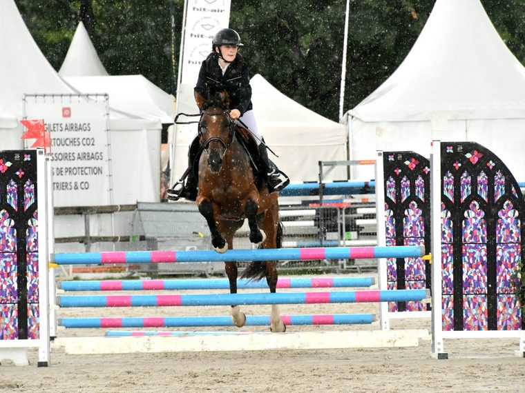 Anaë à l'obstacle en compétition